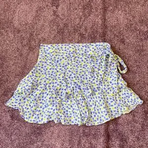 Forever 21 flowy floral printed mini skirt